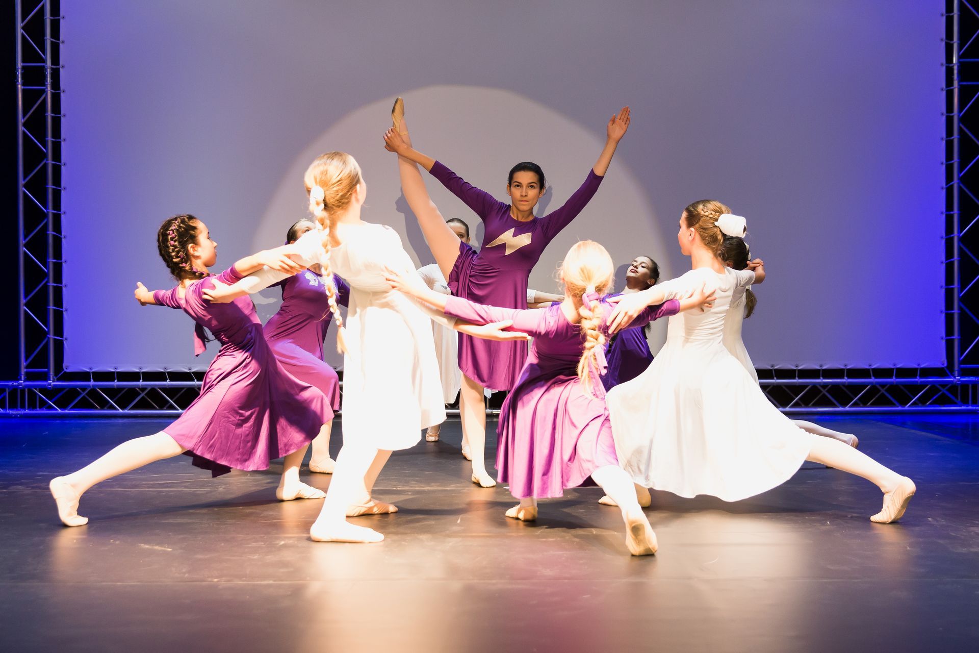 Eine Gruppe junger Mädchen tanzt auf einer Bühne.