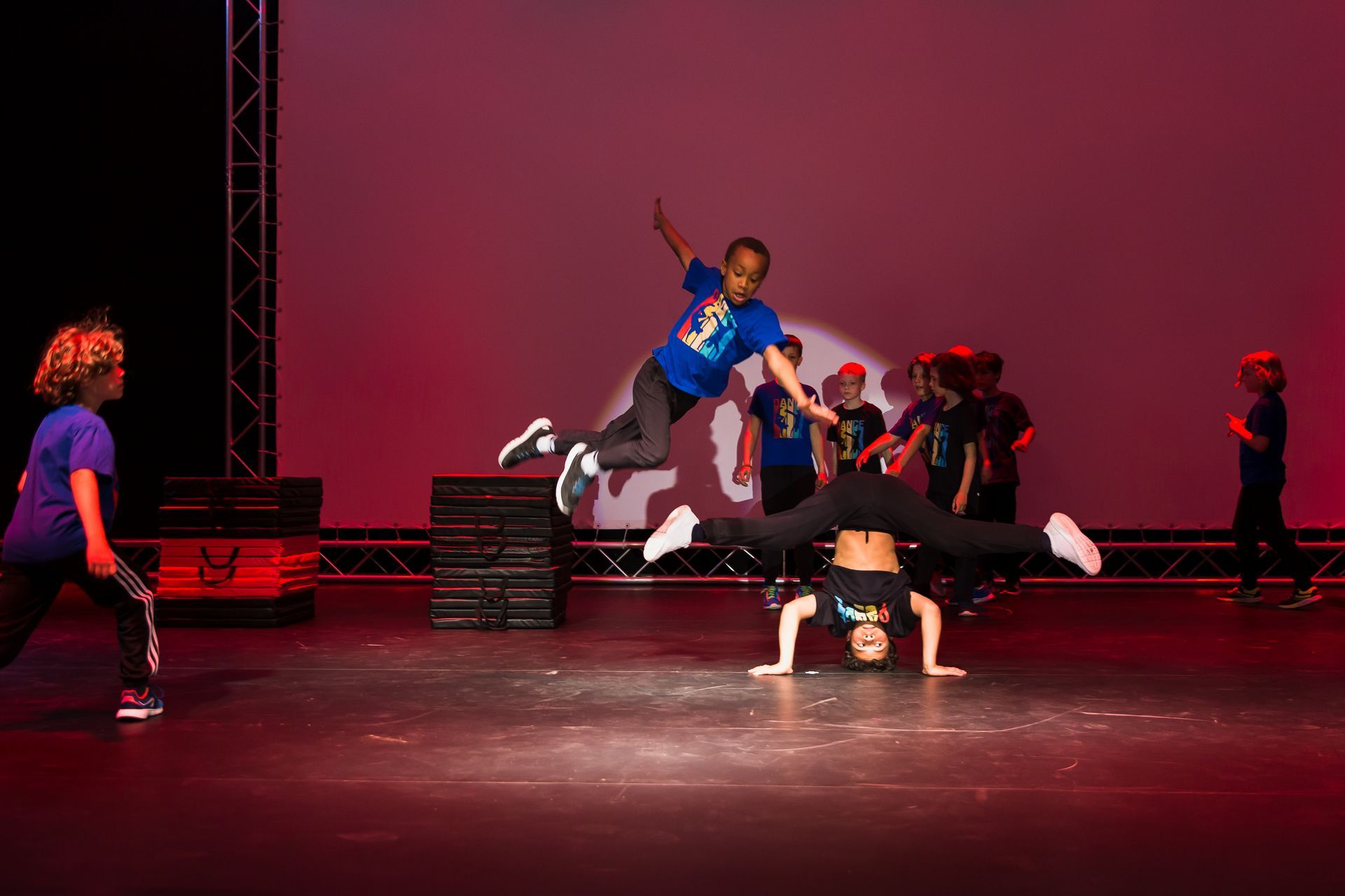Eine Gruppe junger Tänzer tritt auf einer Bühne auf.