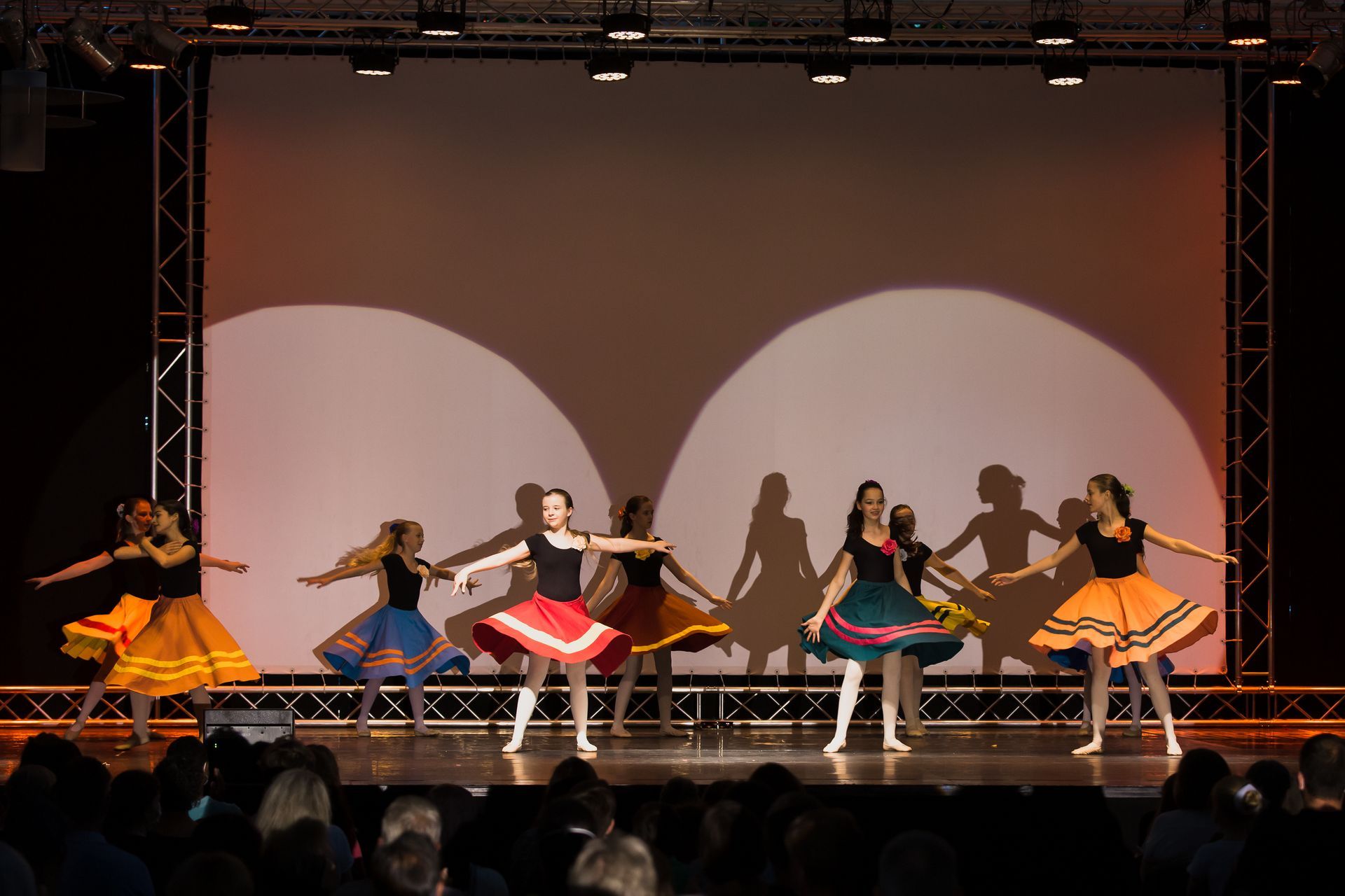Eine Gruppe junger Frauen tanzt auf einer Bühne.