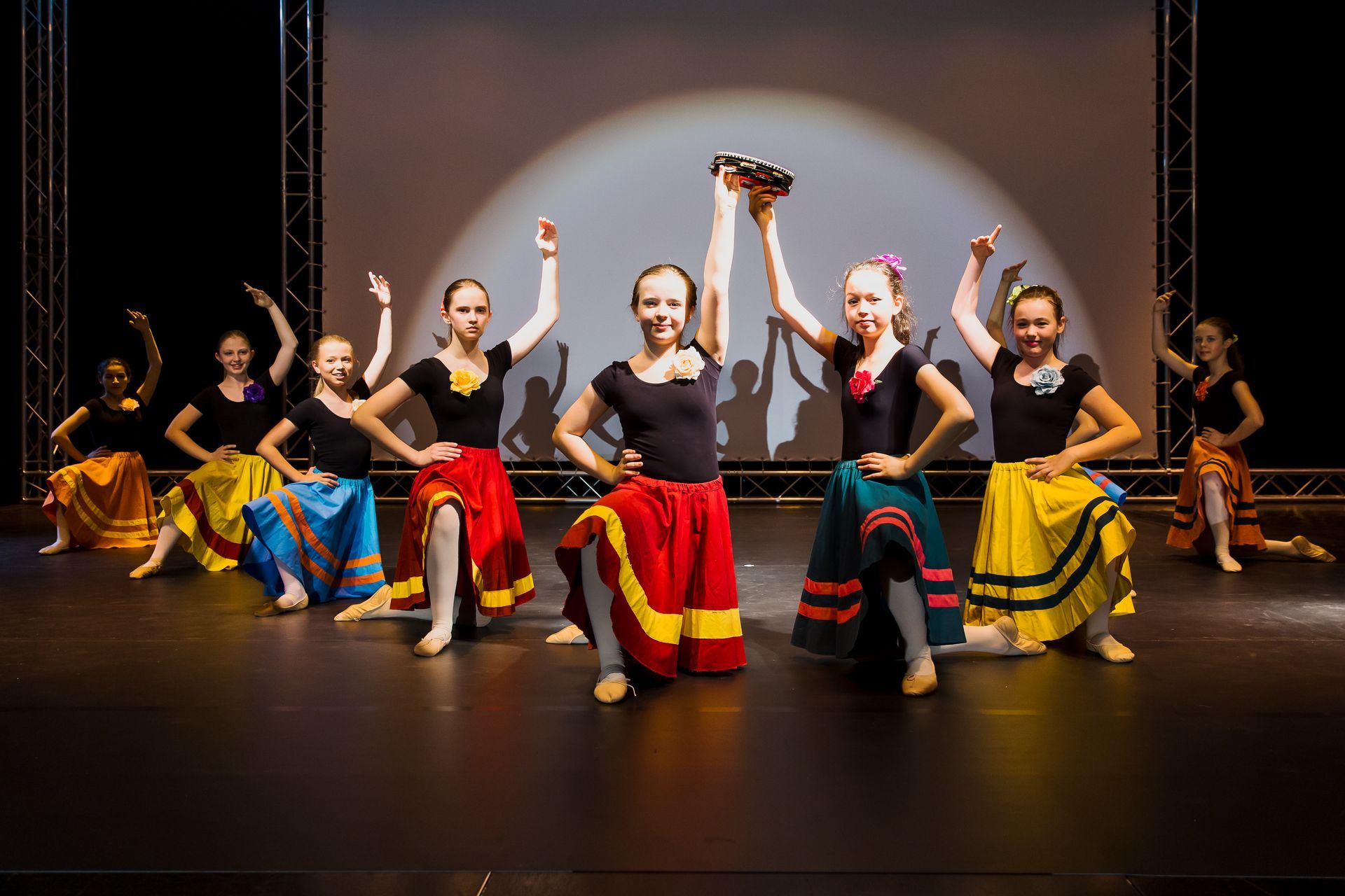 Eine Gruppe junger Mädchen tanzt auf einer Bühne.