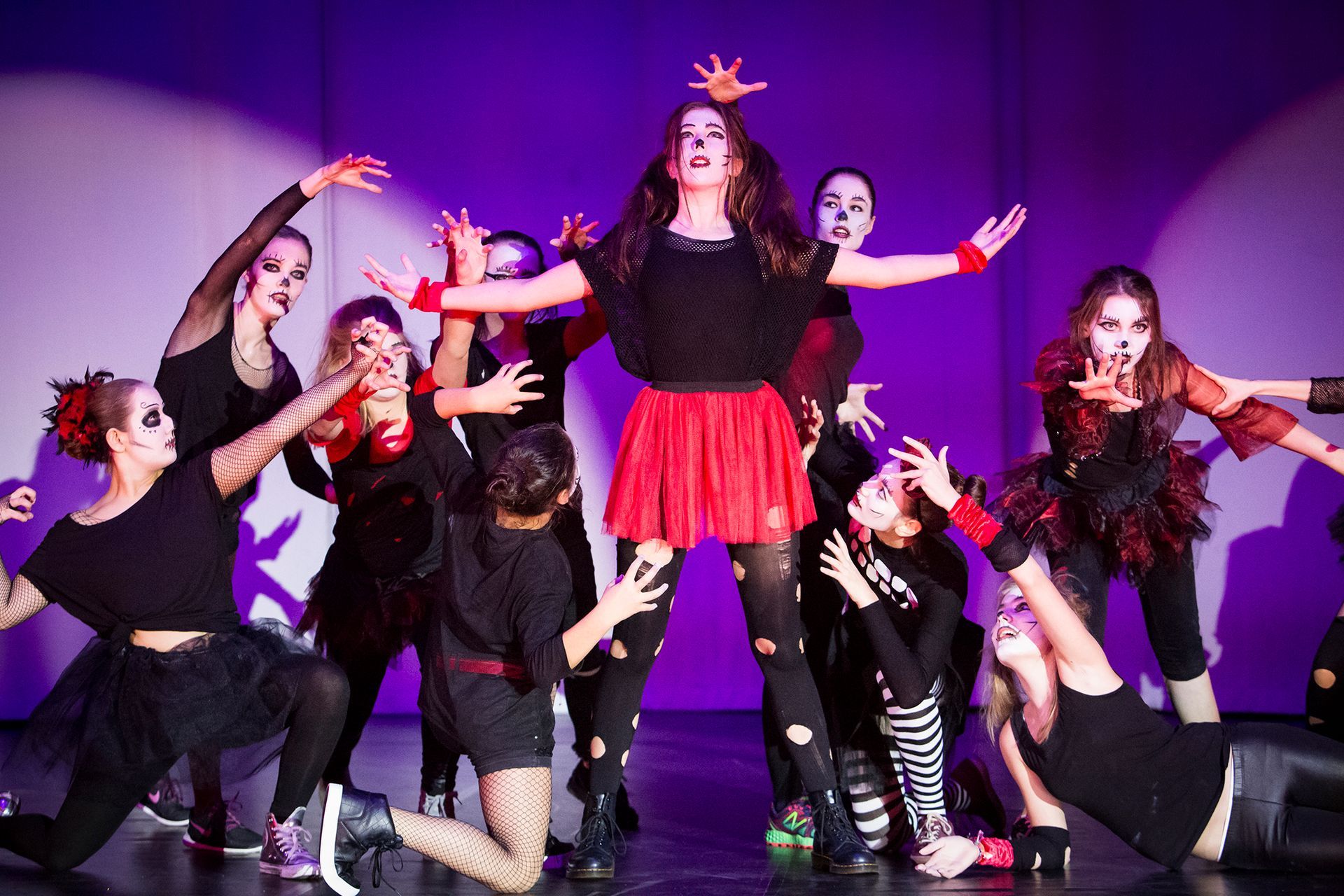 Eine Gruppe junger Frauen tanzt auf einer Bühne.