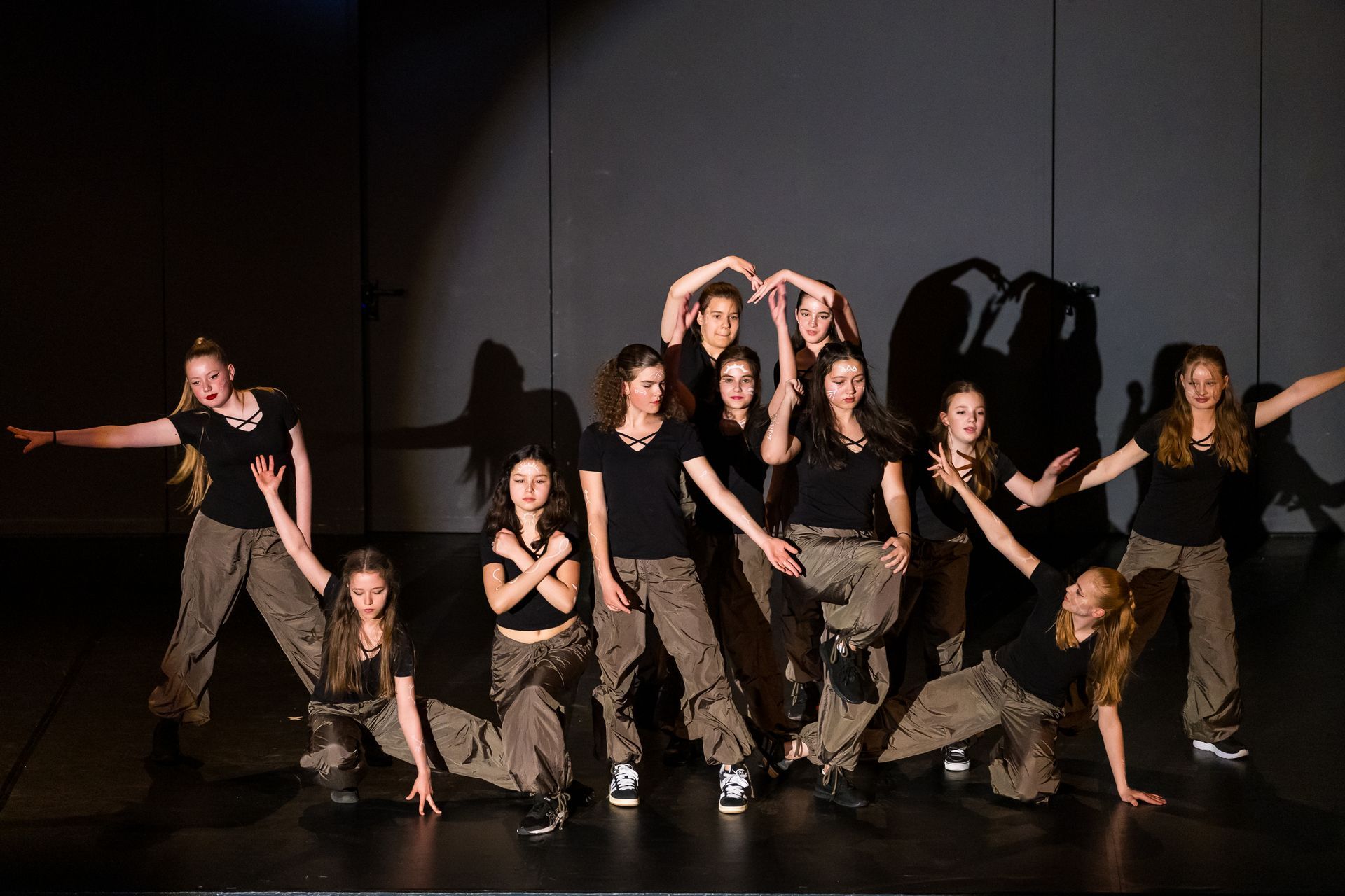 Hip-Hop Tanzgruppe in der Tanzschule im Hof.