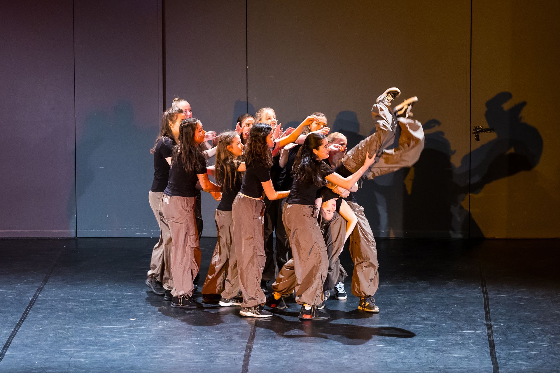 Aufführung der Hip-Hop Tanzgruppe in der Tanzschule im Hof.