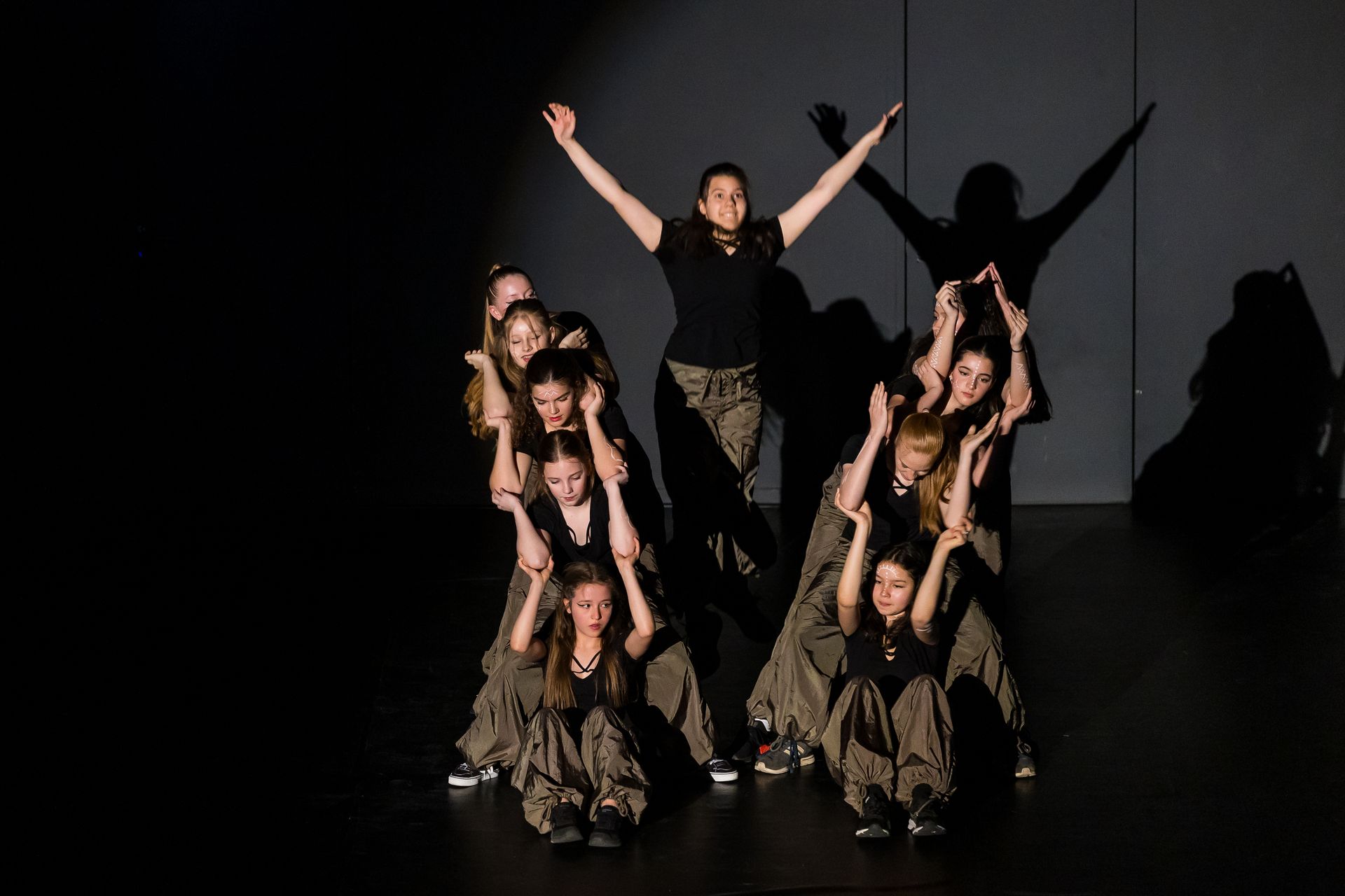 Hip-Hop Aufführung in der Tanzschule im Hof.