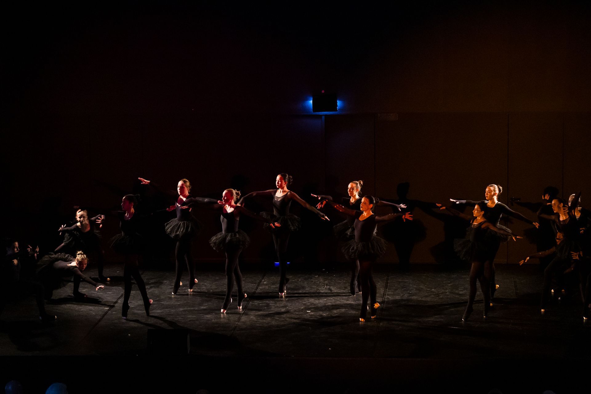 Ballerinas auf der Bühne von Tanzschule im Hof