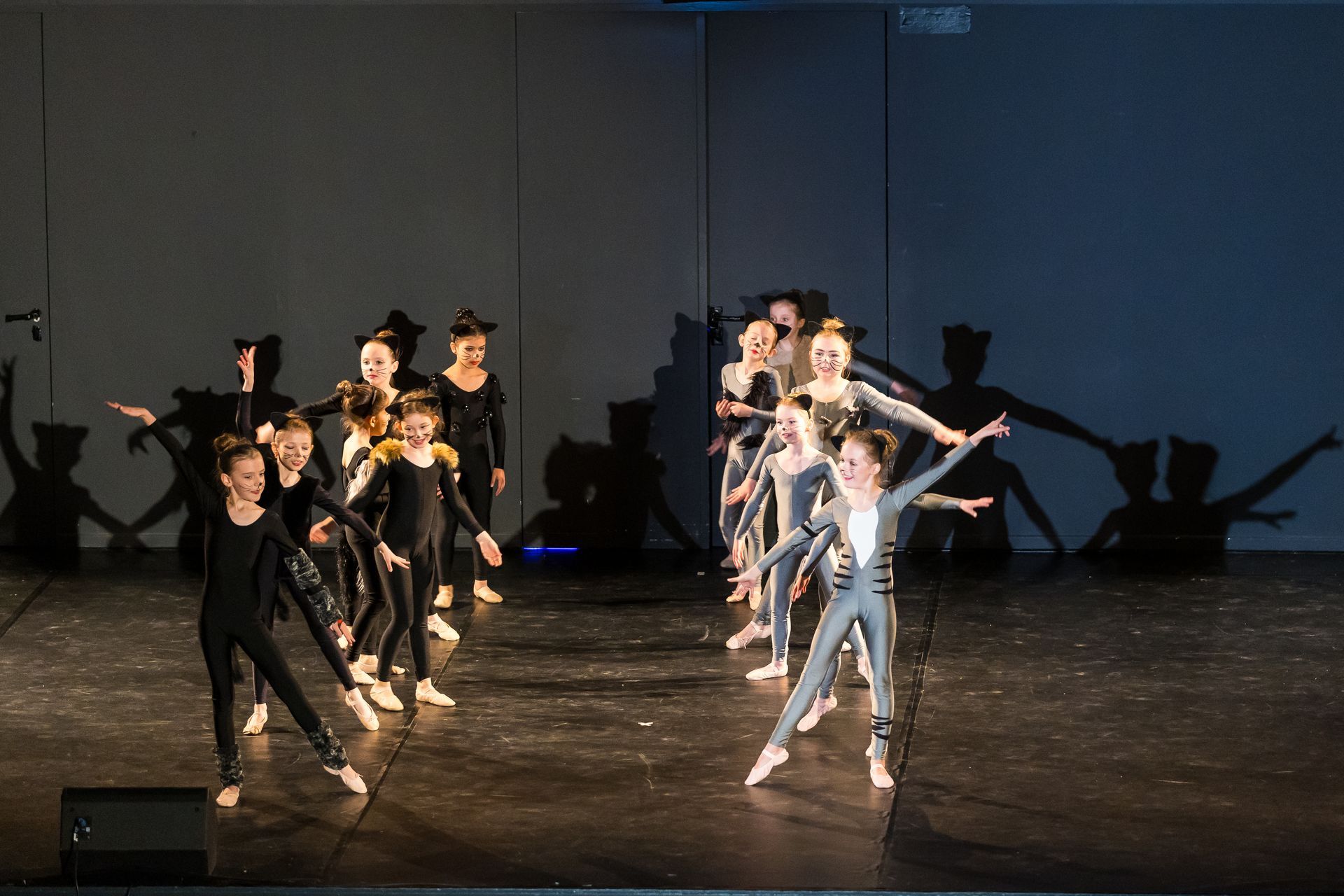 Aufführung der Kinder und Jugendgruppe der Tanzschule im Hof