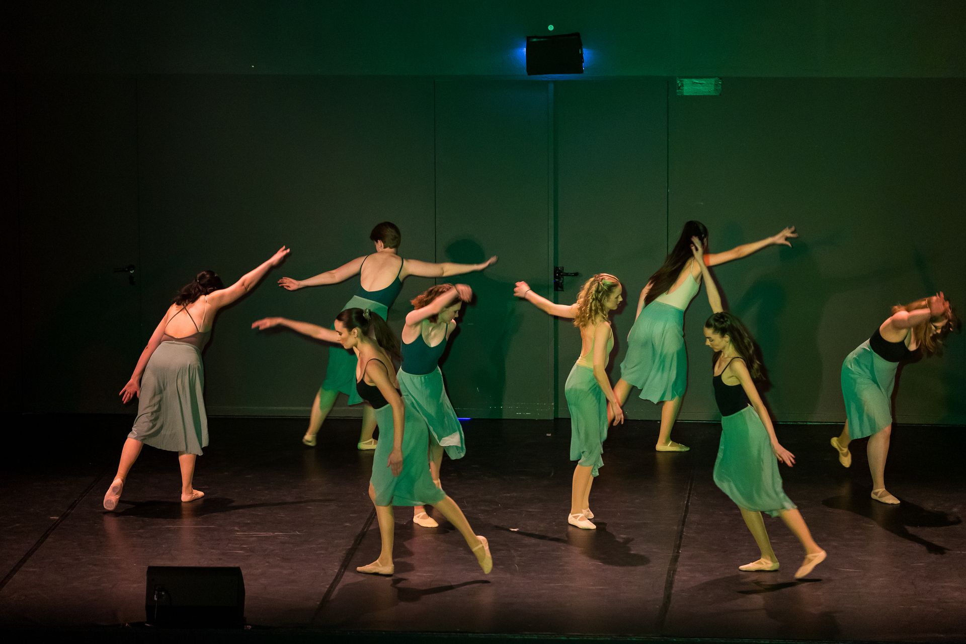 Balletttänzerinnen der Tanzschule im Hof
