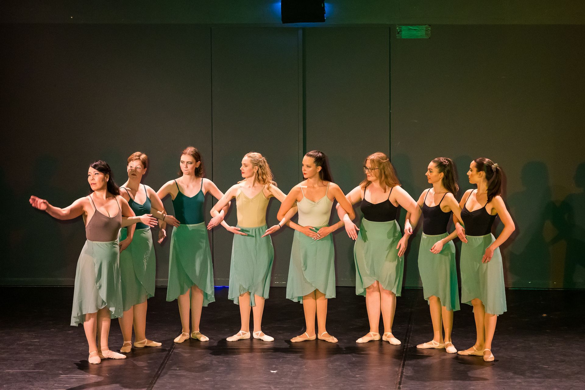 Ballettgruppe bei einer Aufführung in der Tanzschule im Hof