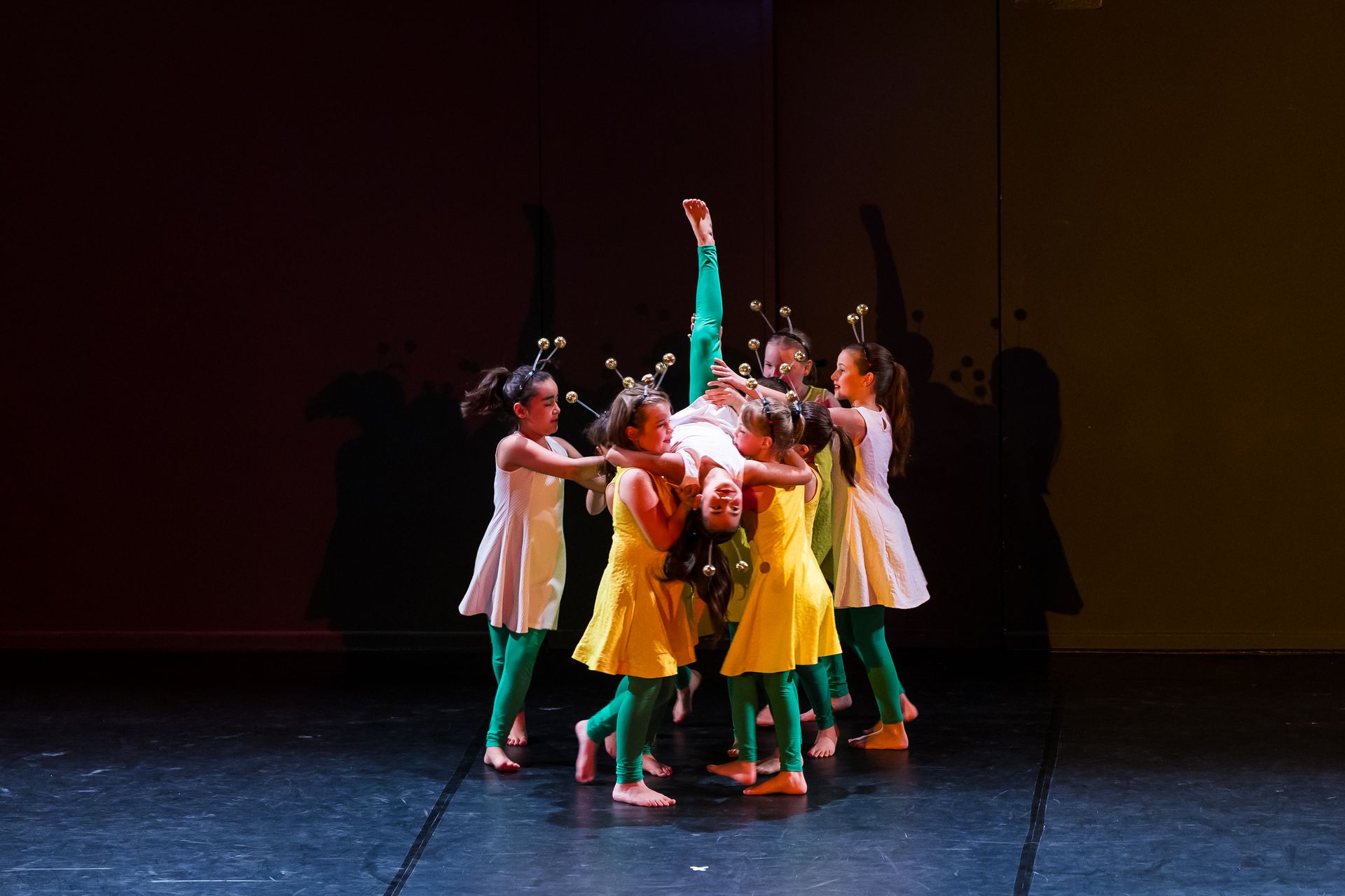 Aufführung der Kindertanzgruppe Tanzschule im Hof