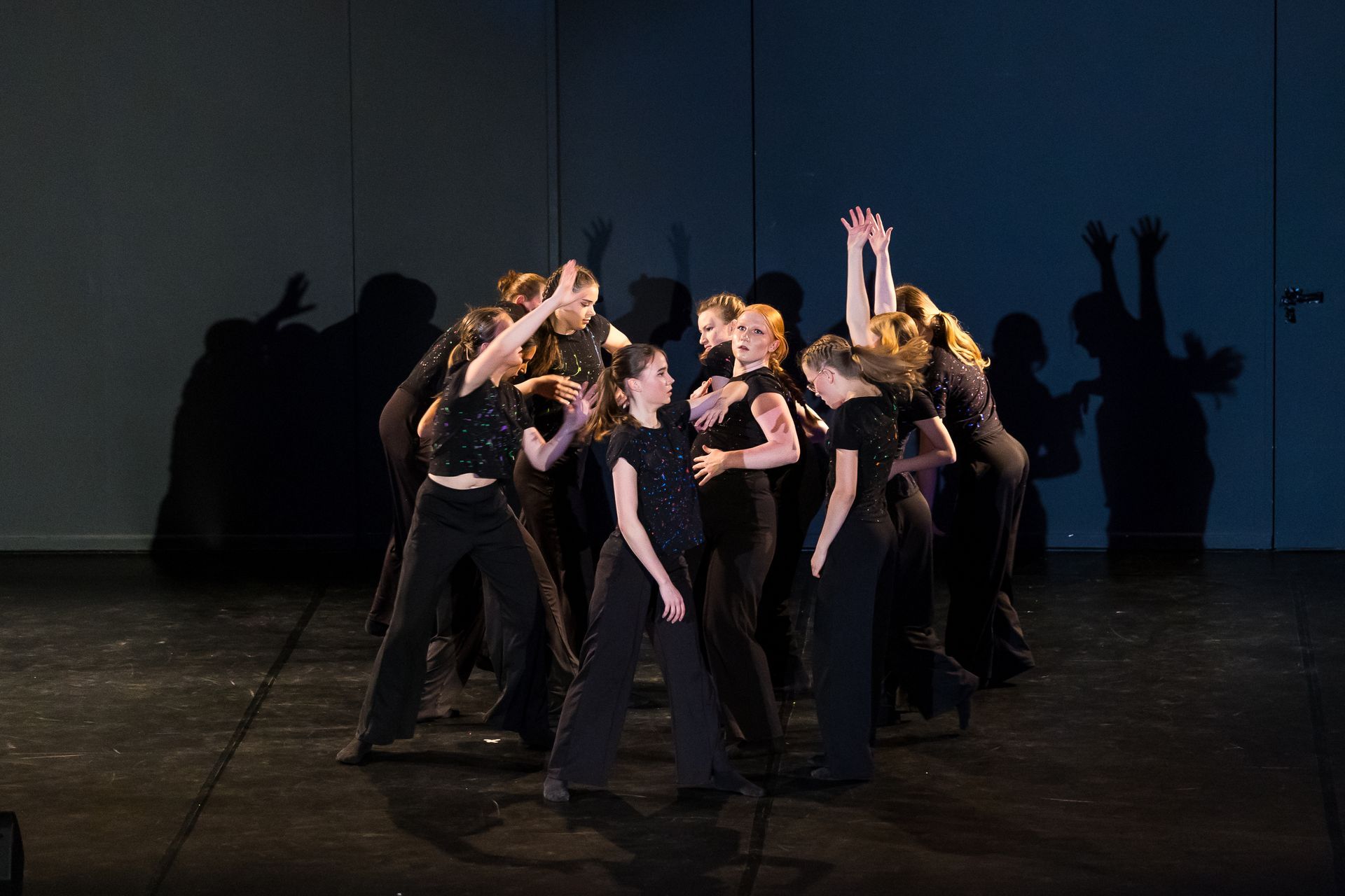 Modern Dance Tänzer auf der Bühne.