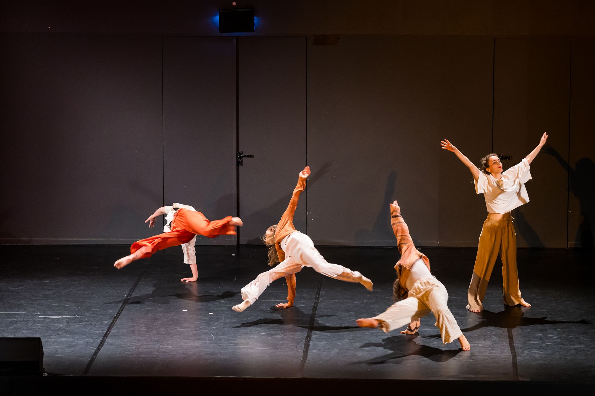 Contemporary Aufführung der Tanzschule Tanz im Hof.