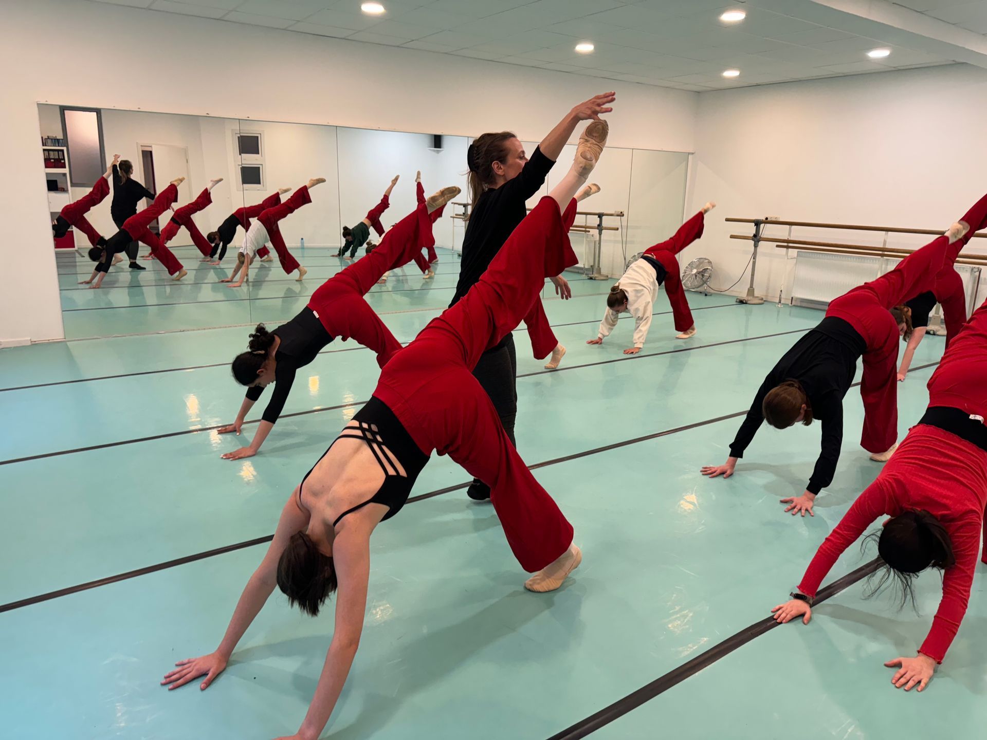 Eine Gruppe von Leuten macht Übungen in einem Tanzstudio.