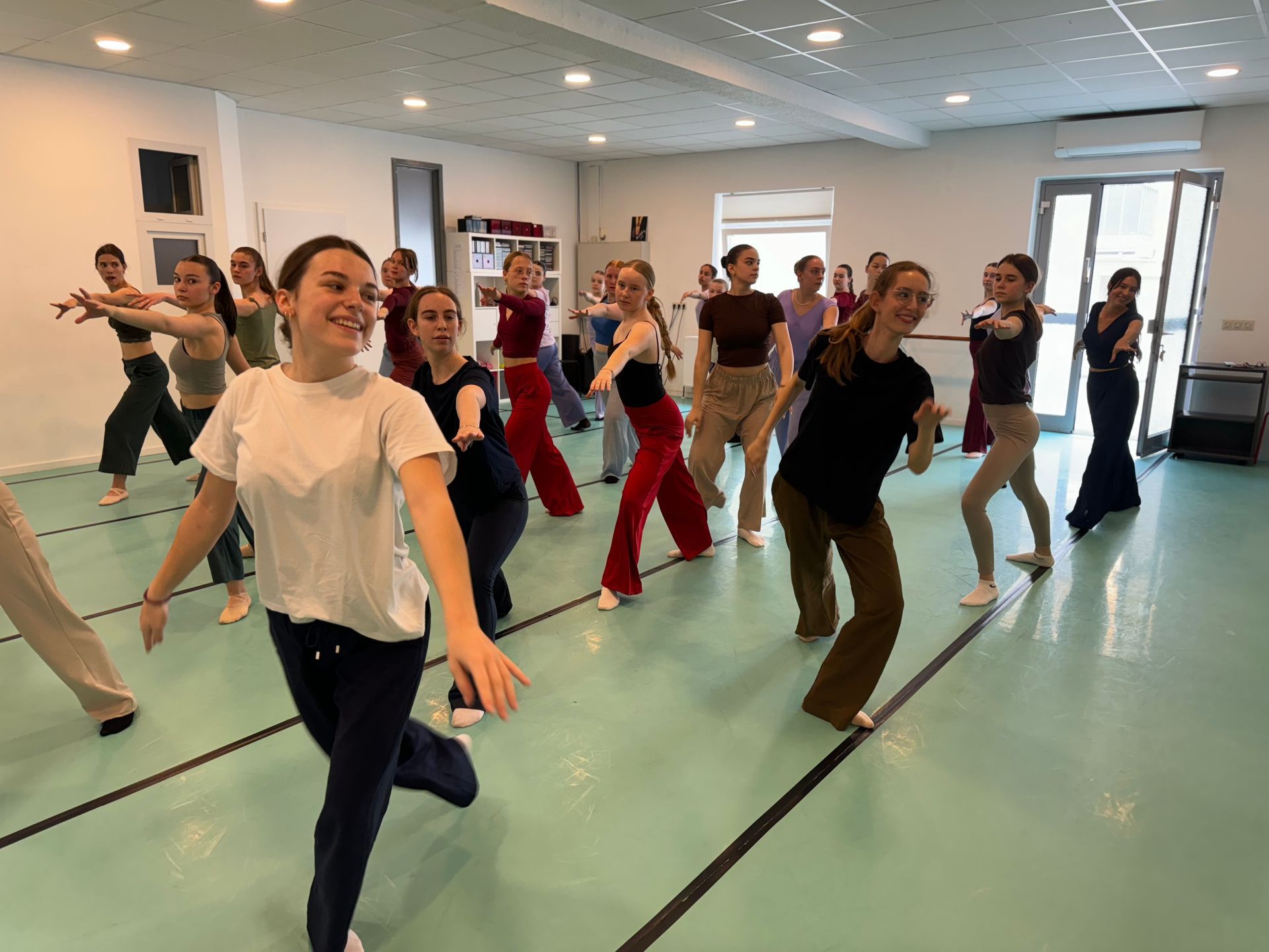 Eine Gruppe Frauen tanzt in einem Tanzstudio.