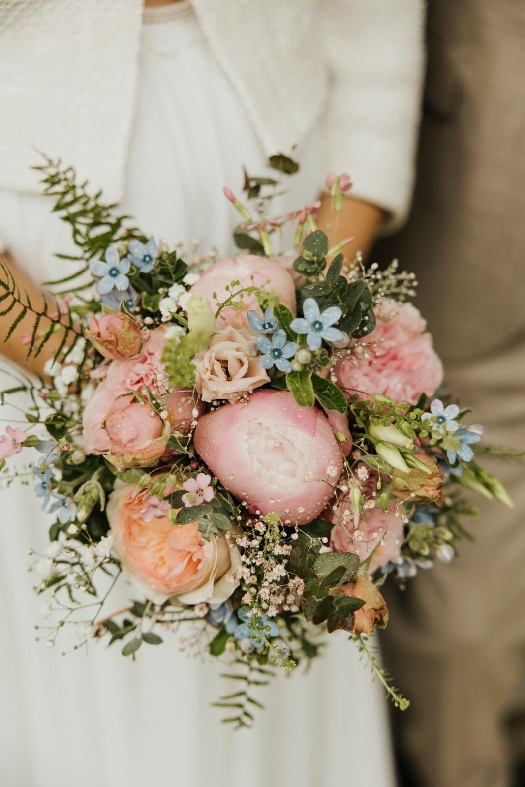 Zwei Frauen stehen nebeneinander und halten Tassen Kaffee.