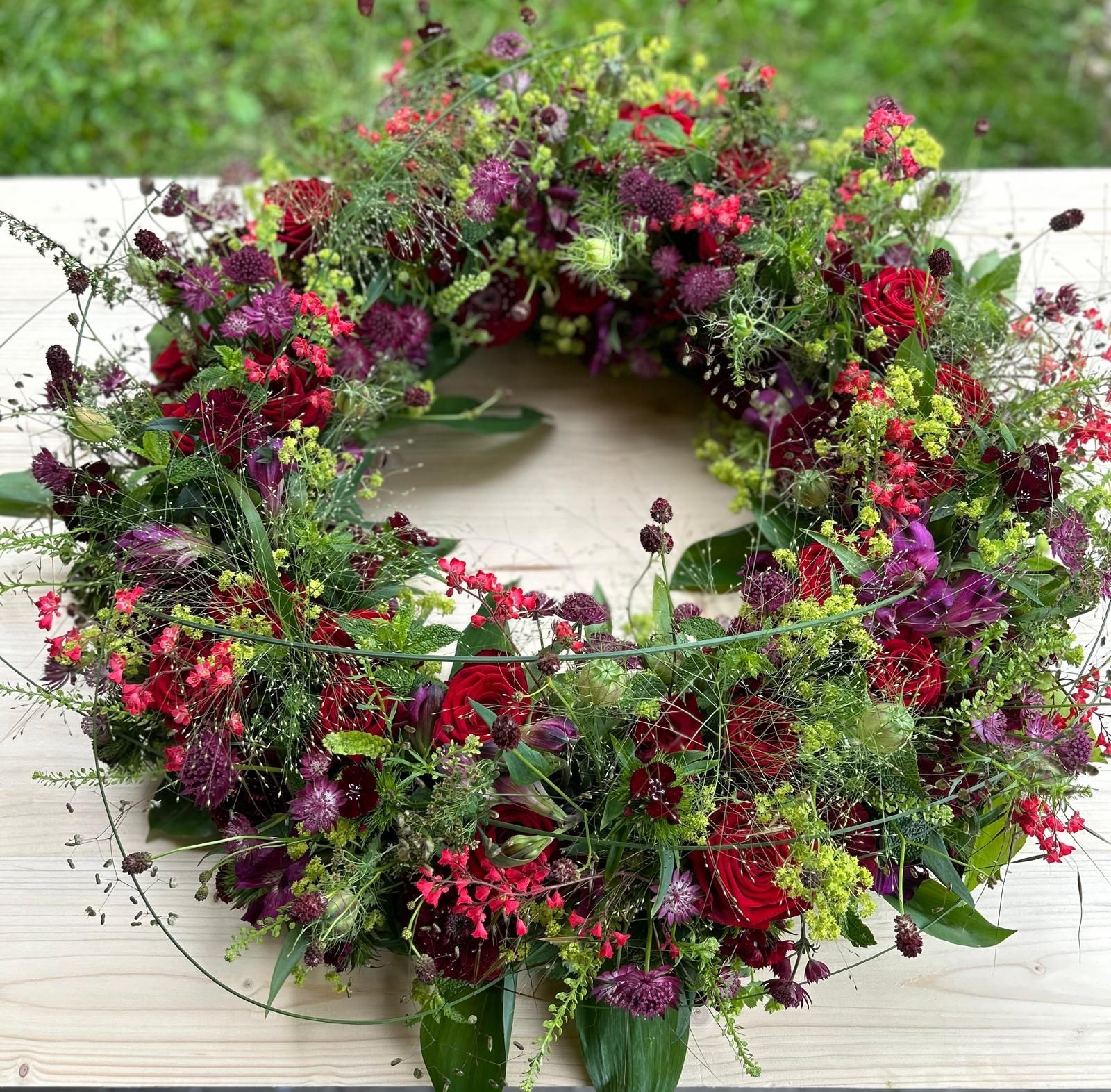 Auf einem Tisch wird mit einer Kaffeemaschine Kaffee zubereitet.