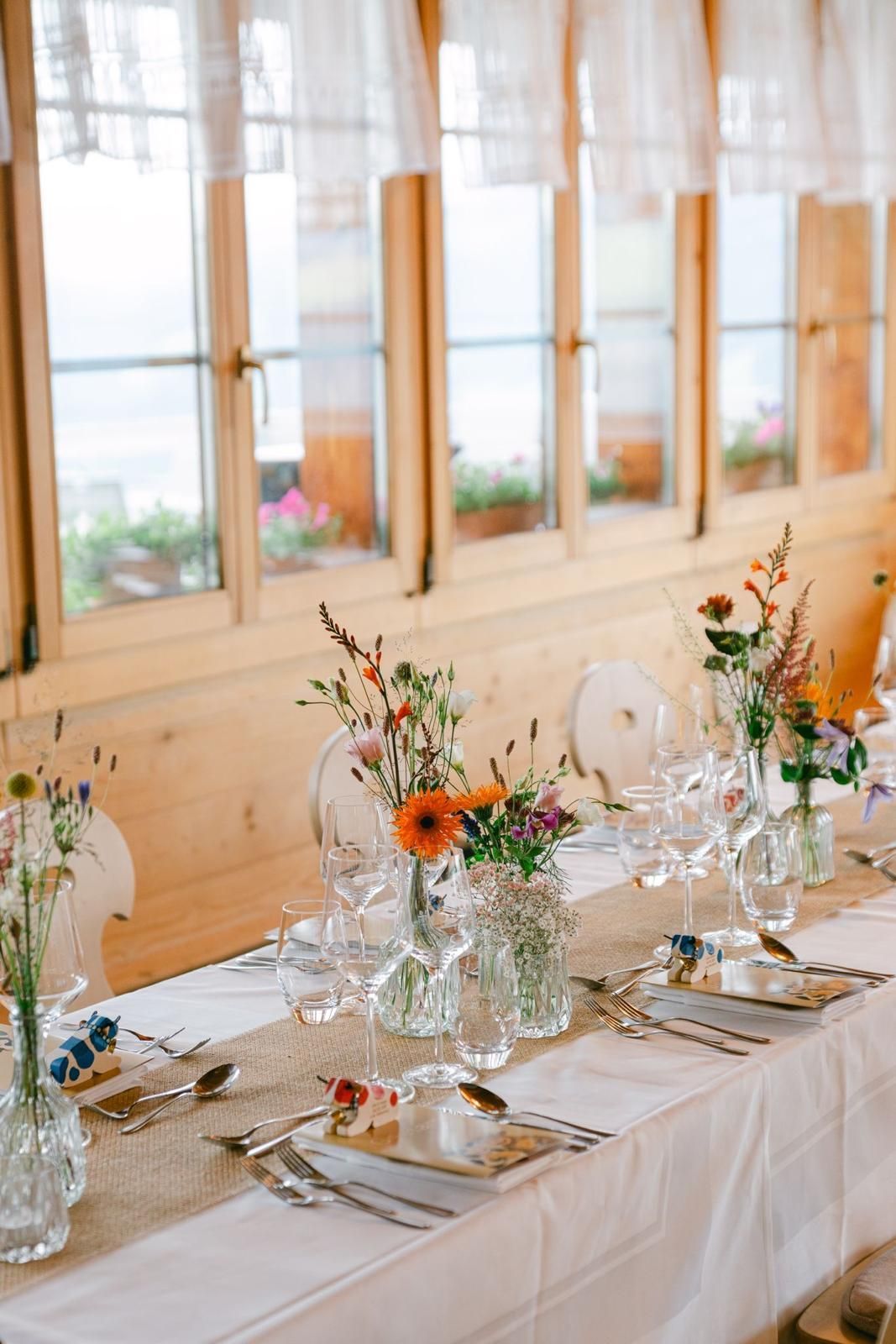 Ein Teller mit Croissants, aus einem davon wurde ein Biss herausgeschnitten, auf einem Holztisch.
