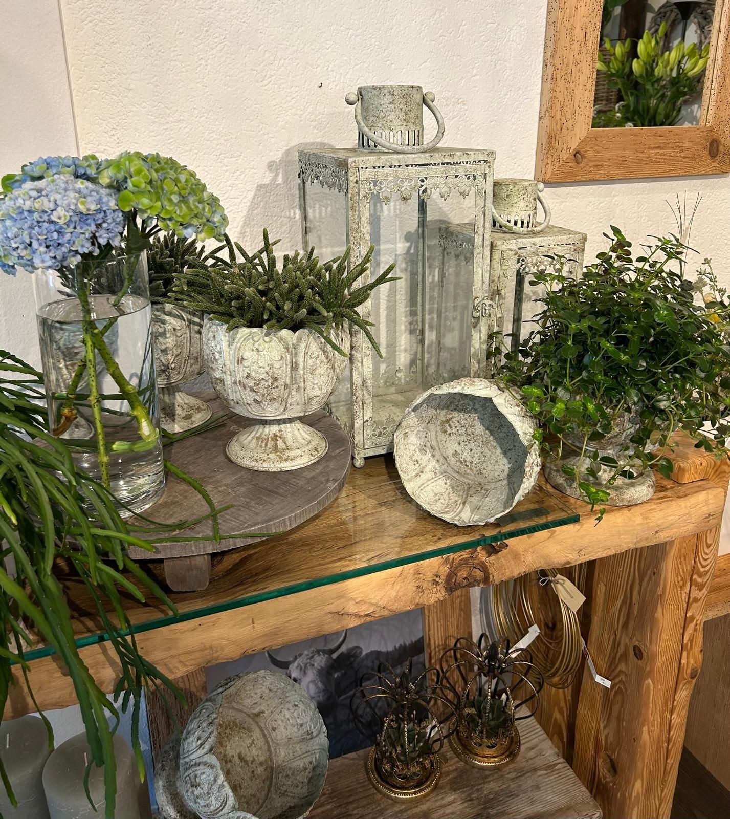 Auf einem Tisch wird mit einer Kaffeemaschine Kaffee zubereitet.