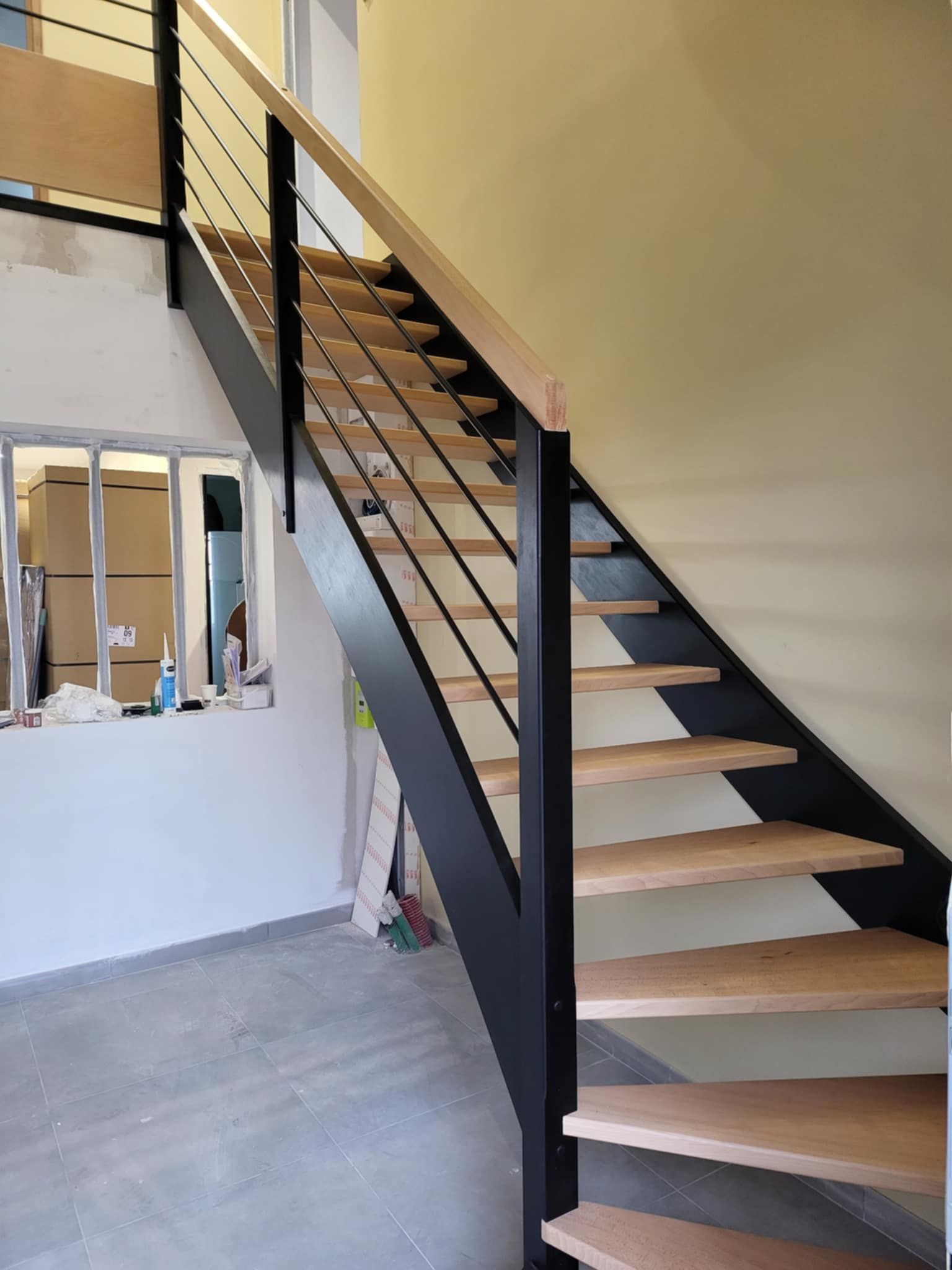 Escalier sans contremarches avec marches en bois