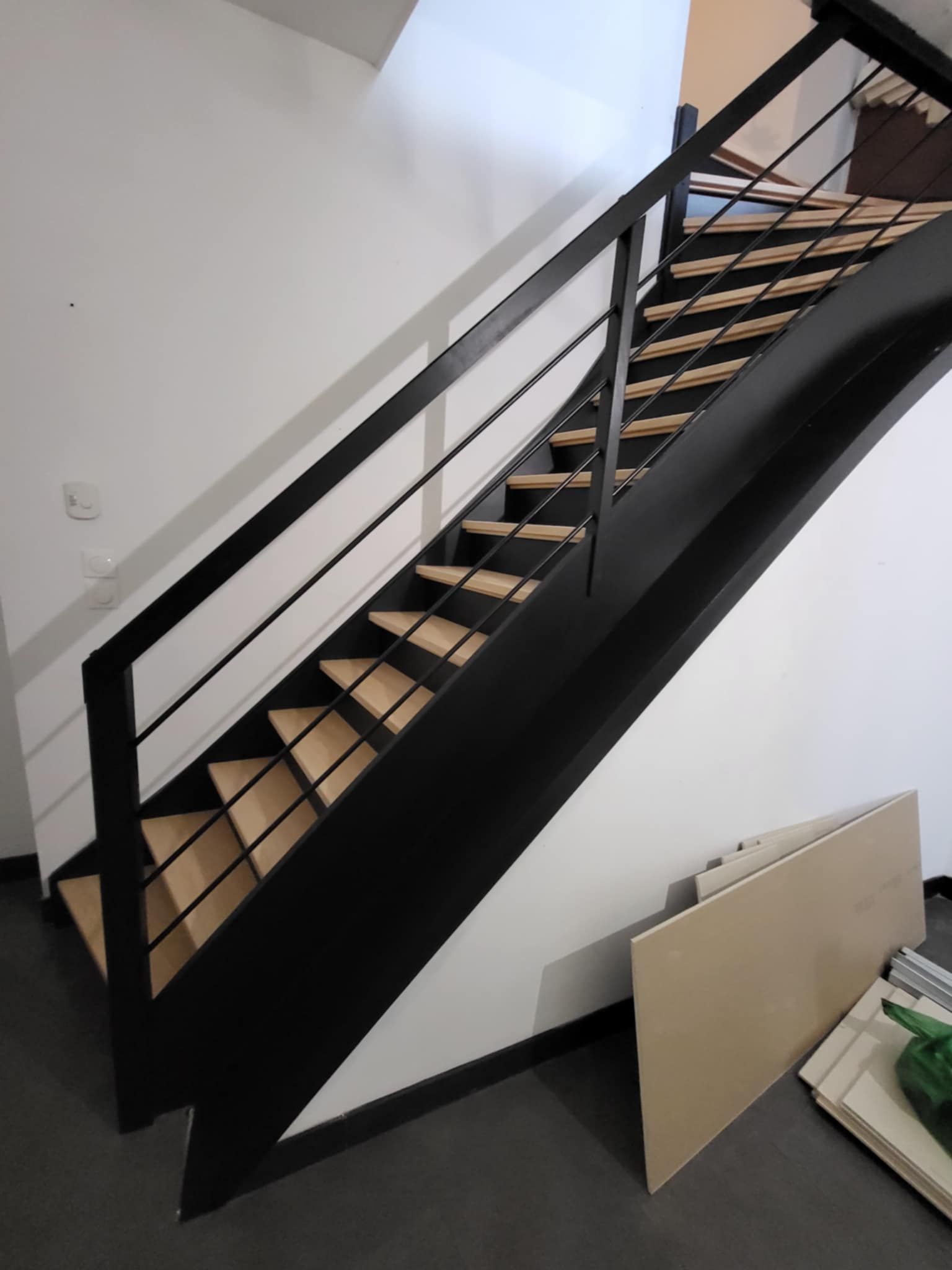 Escalier sans contremarches à rampe en bois et inox