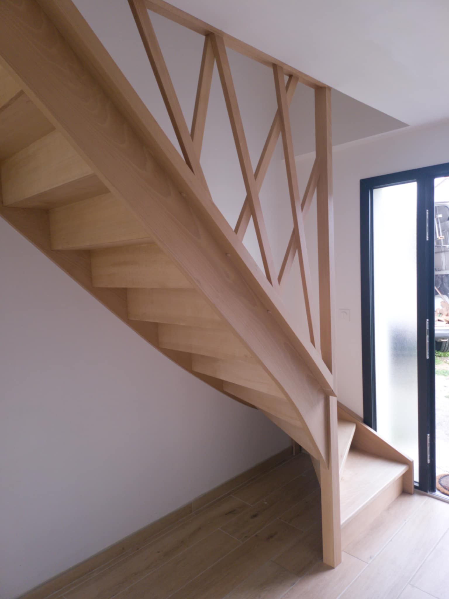 Escalier près d'une baie vitrée