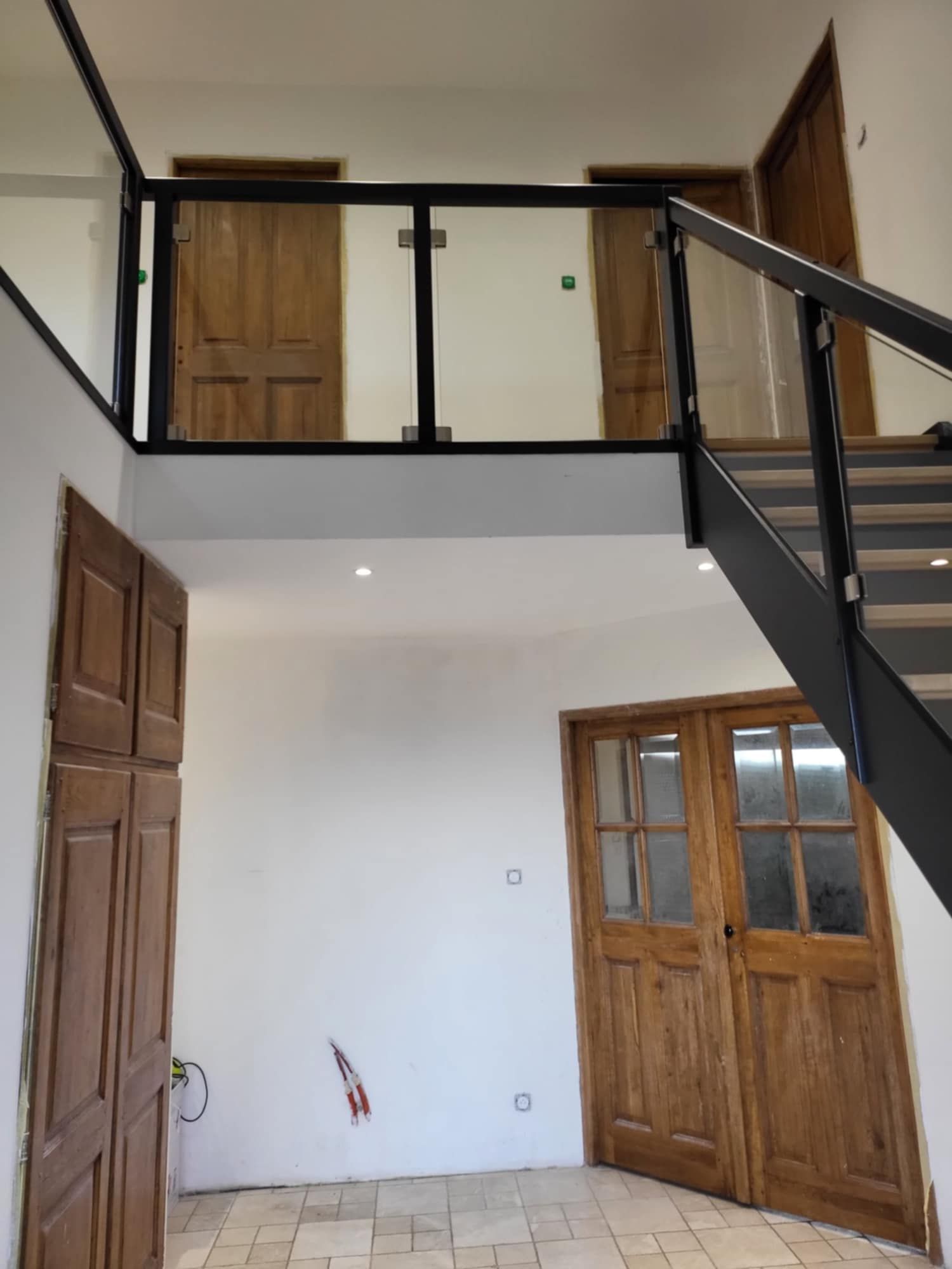 Rampe d'escalier avec paroi vitrée