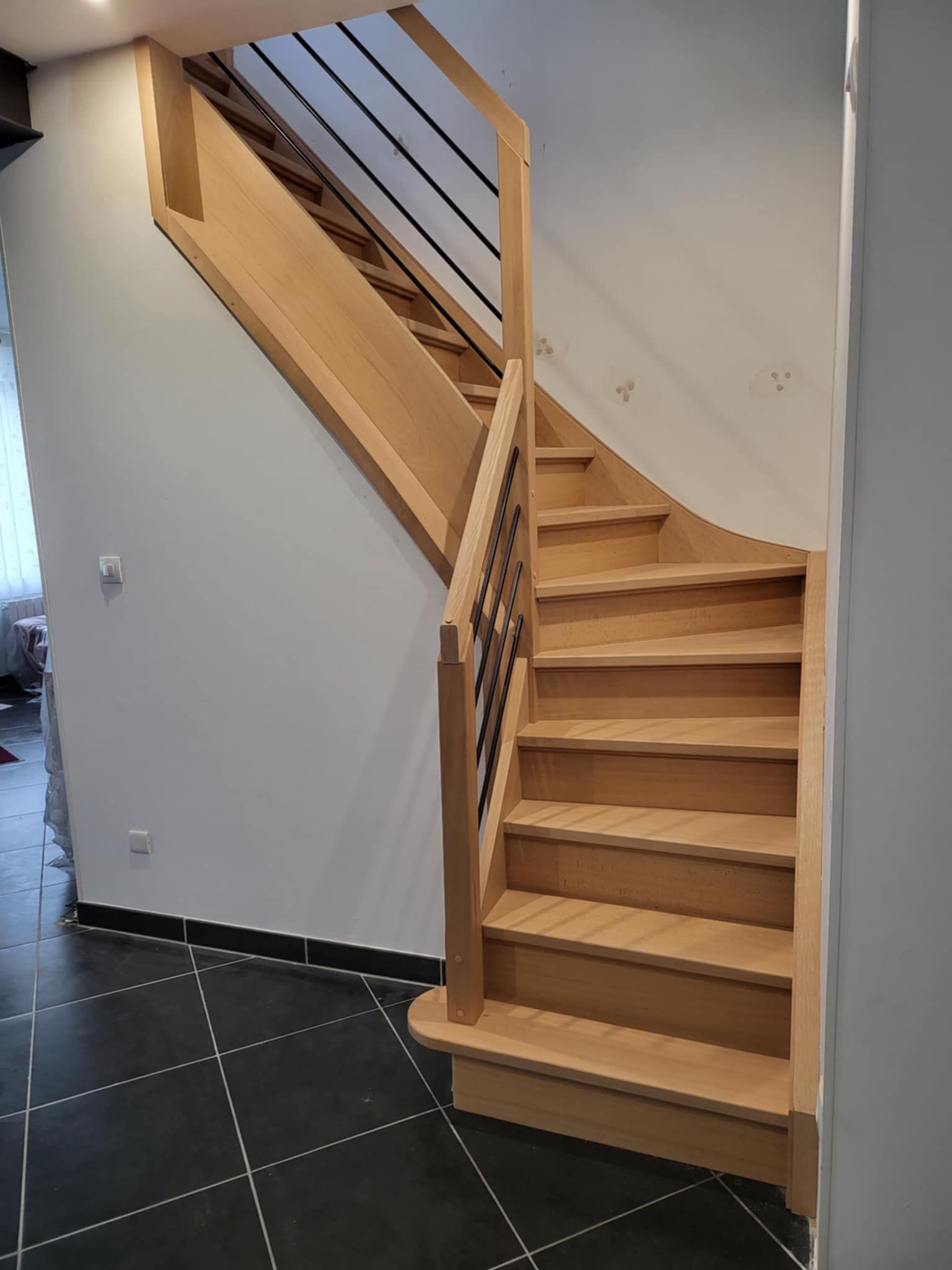 Escalier d'angle avec une finition, cloison sous l'escalier, vue de 3/4