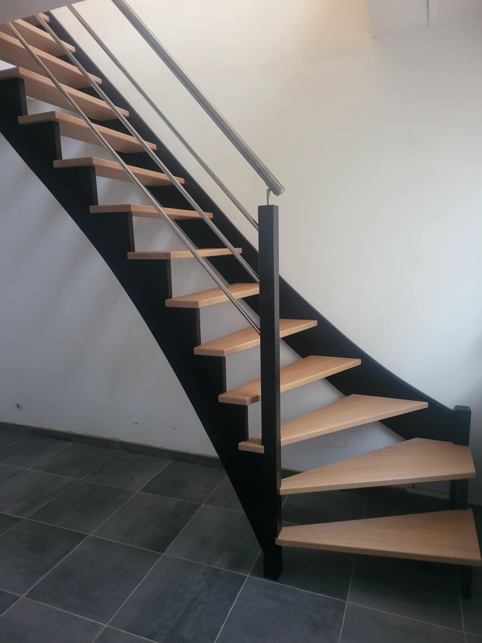 Escalier en bois bicolore