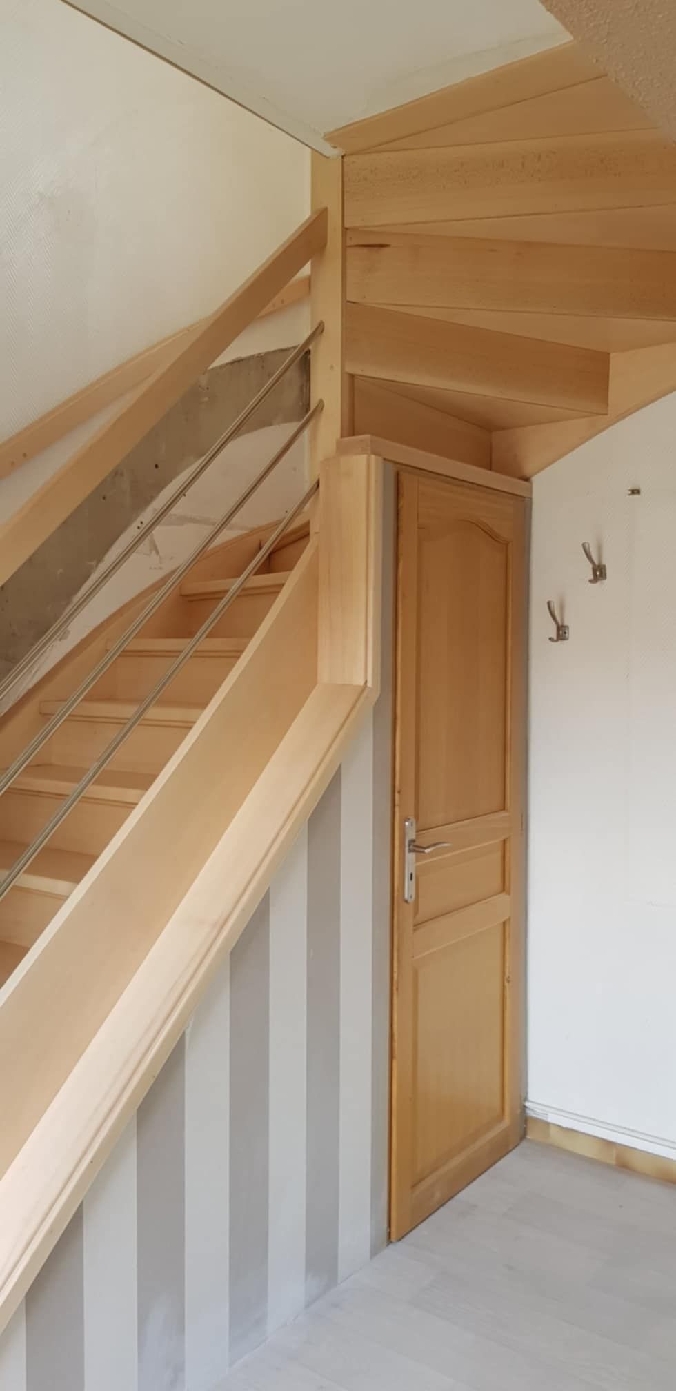 Installation d'escalier avec cloison sous escalier