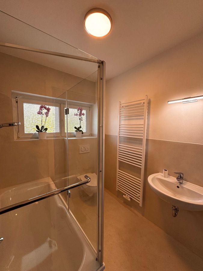 Ein Badezimmer mit Badewanne, Waschbecken, Toilette und Dusche.