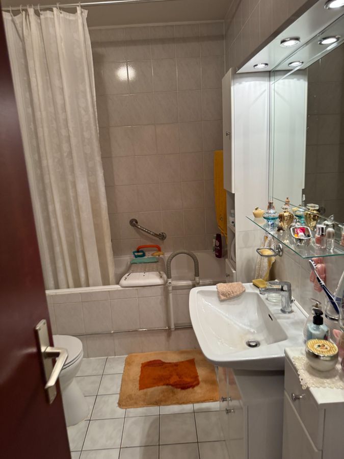 Ein Badezimmer mit Waschbecken, Toilette, Dusche und Spiegel.