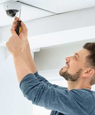 Mitarbeiter bei der Reparatur der Überwachungsanlage, Fuchslocher Sicherheitstechnik GmbH