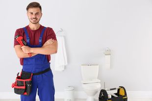 Plombier avec outils de travail