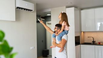 Père et sa fille contrôlant la climatisation