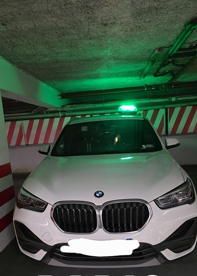 Une BMW garée dans un garage intérieur sous une lumière vive.