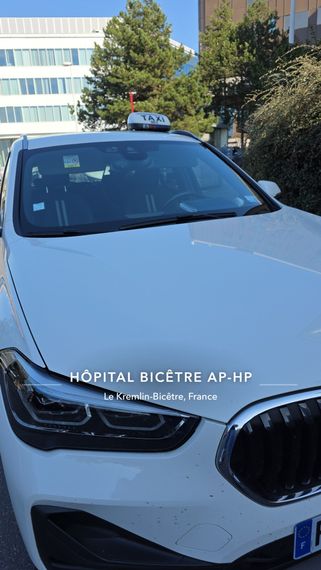 Une BMW est garée devant l'hôpital Bicêtre AP-HP en France.