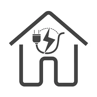 Una silueta de casa estilizada con un enchufe eléctrico, un rayo y un cable que representa la energía del hogar.