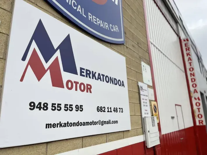Un cartel en el costado de un edificio que dice motor