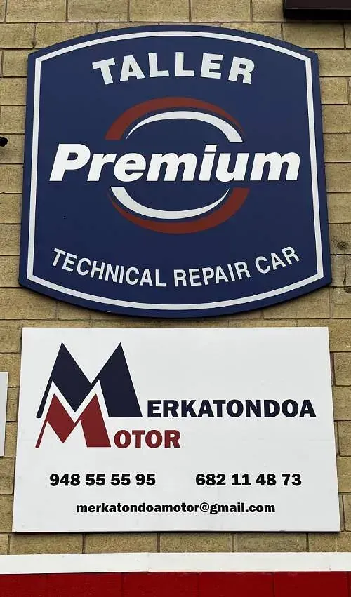 Un cartel para un coche de reparación técnica premium más alto