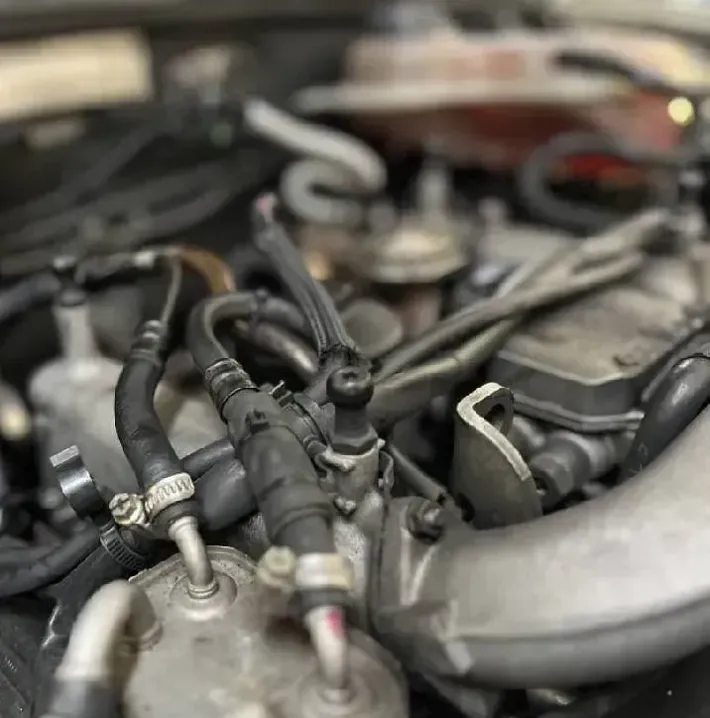 Un primer plano de un motor de automóvil con muchos cables saliendo de él.
