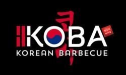 Logotipo de Koba Korean Barbecue con el símbolo de la bandera coreana, letras asiáticas rojas y texto blanco sobre fondo negro.