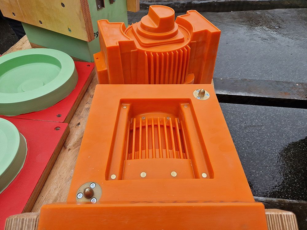 Ein violetter Lichtstrahl ist auf einem Tieflader vor einem Backsteingebäude befestigt.