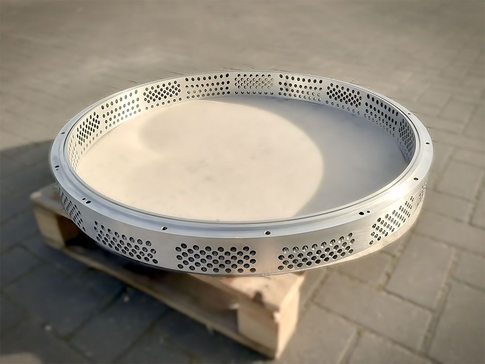 Lasergravur eines schwarzen Modelbau Willermann GmbH-Etiketts mit rotem Laser und wabenförmigem Hintergrund.