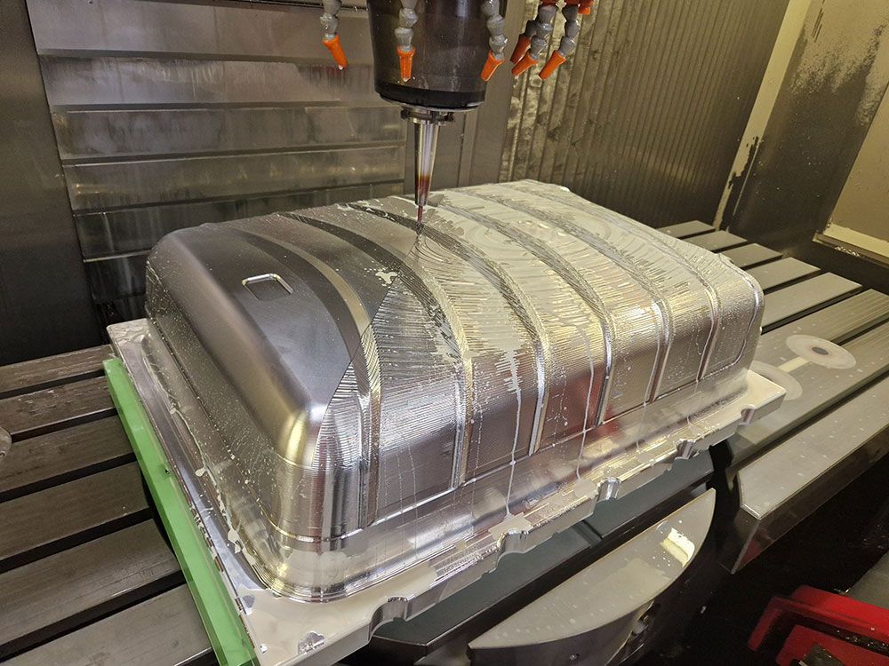 CNC-Maschine fräst eine Metallform.