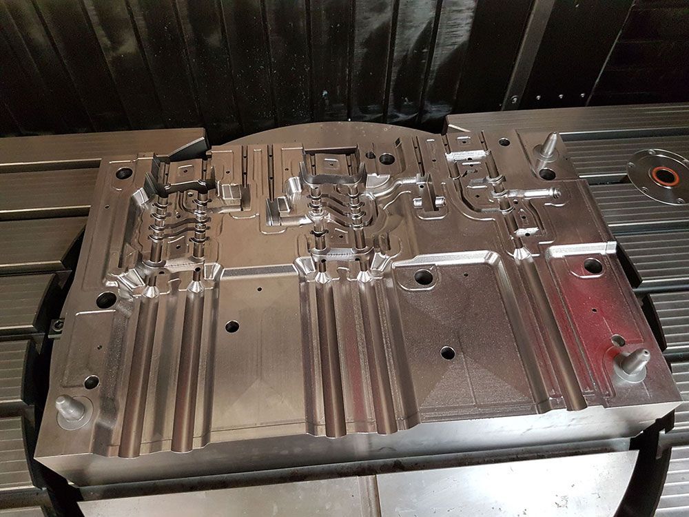 Metallform mit komplexen, detaillierten Kavitäten auf einer Maschine.