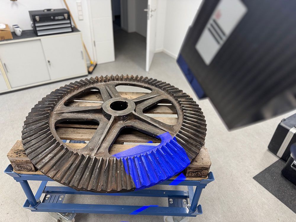 3D-Modell eines kleinen, rechteckigen Tritthockers mit dem Schriftzug „HEIMANN“ auf der Oberseite.