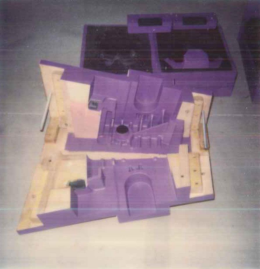 Lila-braune Gussform mit verschiedenen Formen und Fächern.