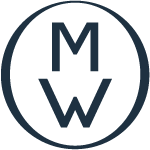 Ein 3D-Druckkopf trägt weißen Kunststoff auf ein teilweise gedrucktes weißes Objekt auf.