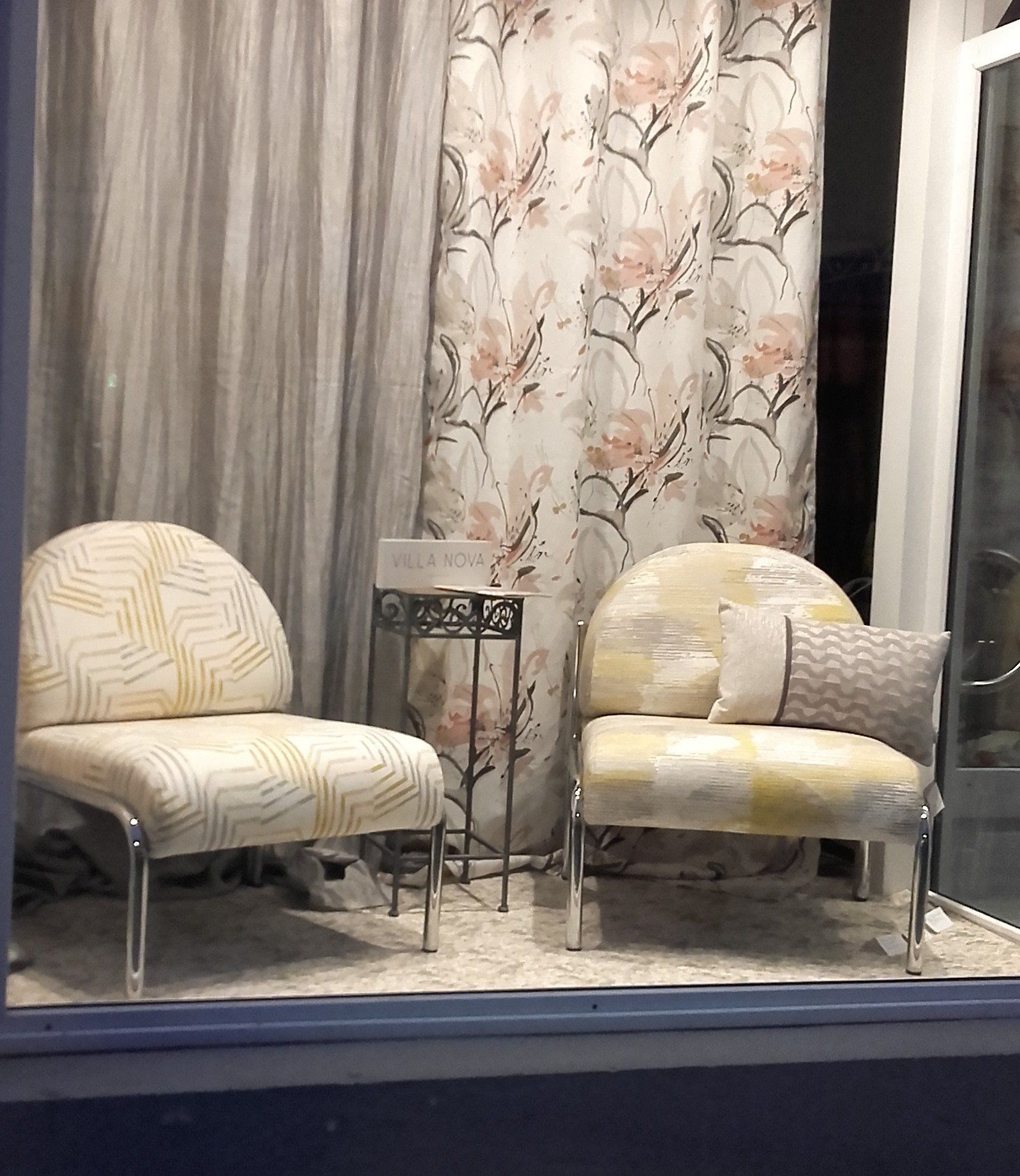 Fauteuils blancs de salon