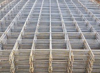 Un primer plano de una pila de malla de alambre.