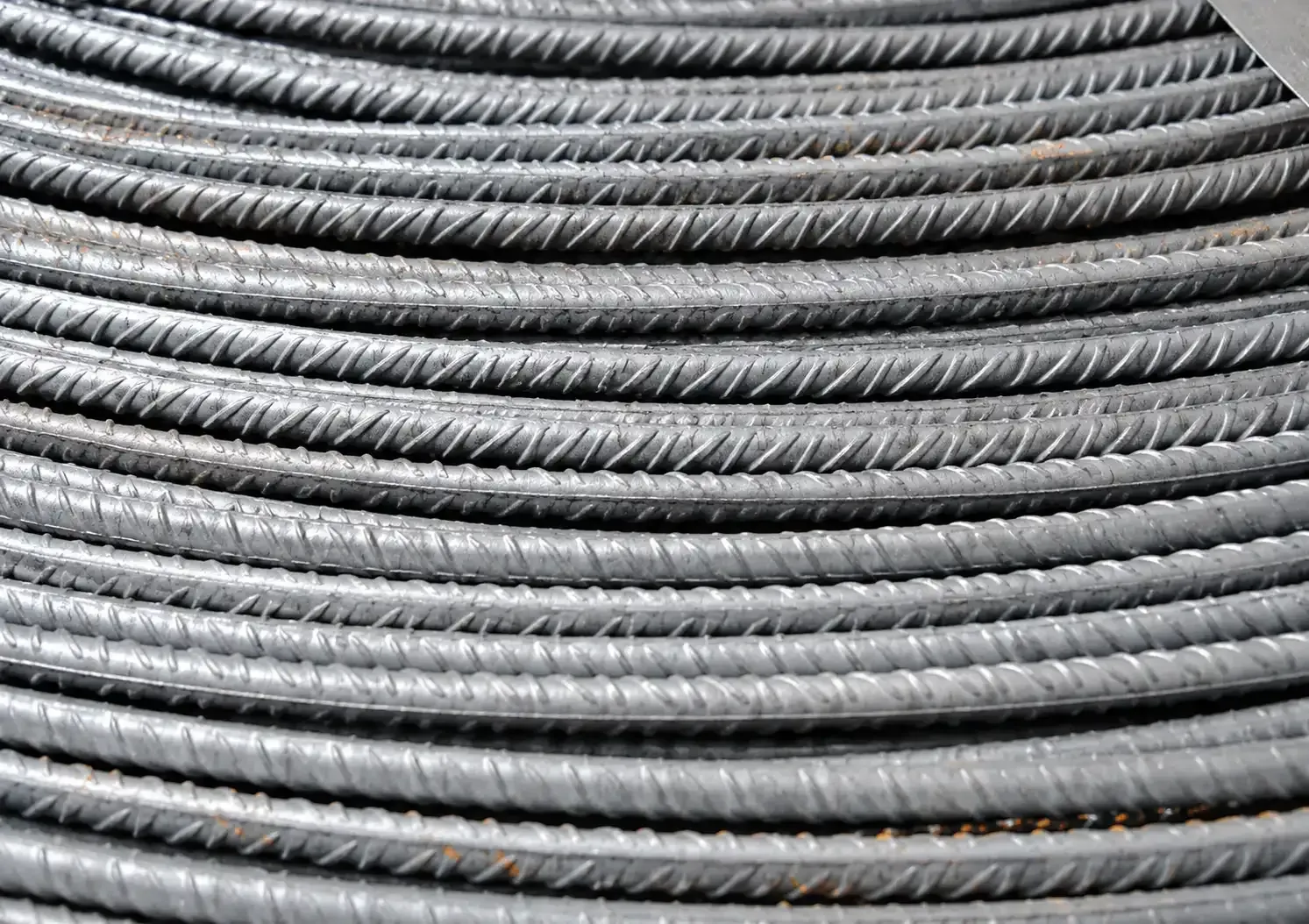 Cables de acero gris enrollados apilados en una vista de cerca